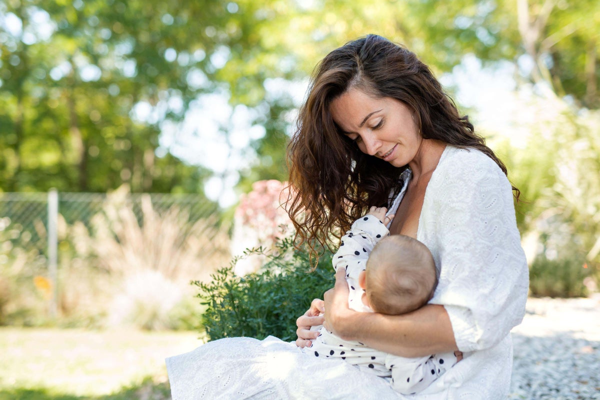 Expert tips for breastfeeding in hot weather post thumbnail image